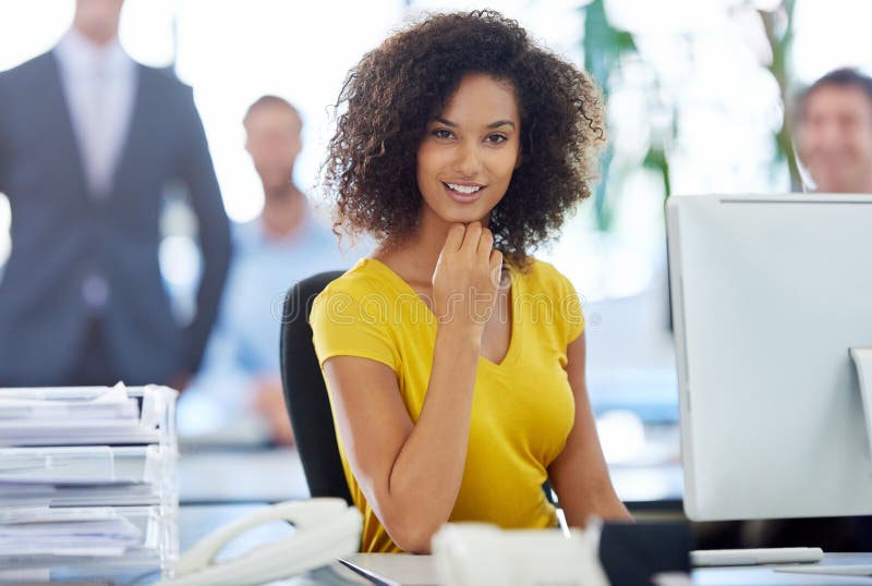 Ritratto femminile e sorriso in ufficio per opportunità di lavoro e dipendenti sul posto di lavoro. agente immobiliare felice e fotografia stock libera da diritti