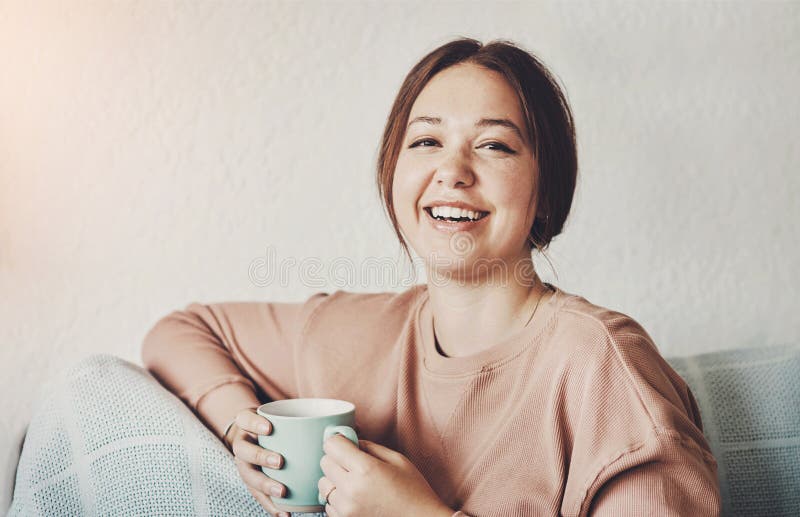 Ritratto femminile e tazza di tè in casa in pace e rilassarsi in soggiorno con bevande calde. riposo femminile e felice fotografie stock libere da diritti