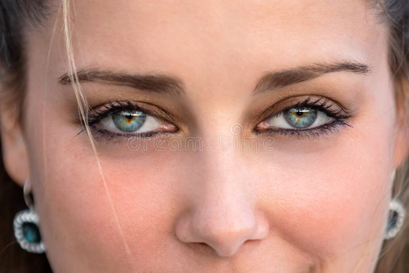 Ritratto femminile su occhi azzurri intensamente piercitivi con una beffa di sguardo seducente e seduttivo