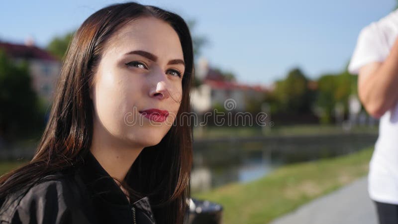 Ritratto femminile Una ragazza attraente con capelli lunghi neri e labbra rosse Nello stagno di fondo Chiudi ripresa