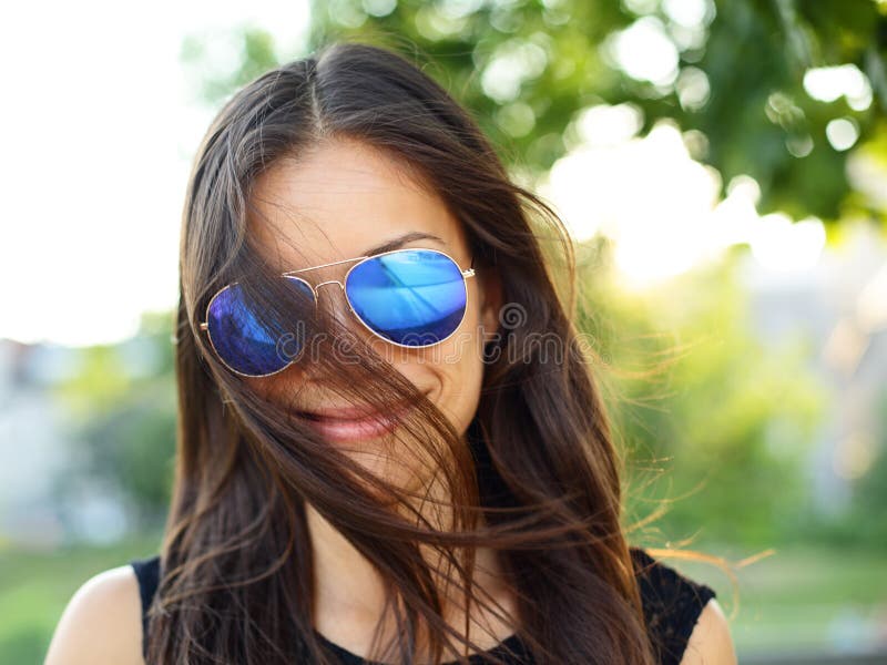 Ritratto funky della donna degli occhiali da sole all'aperto