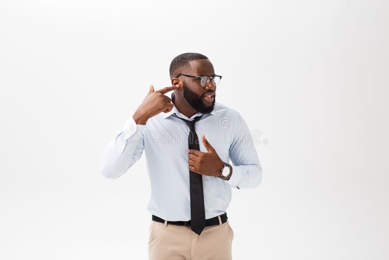 Ritratto giovane dell'uomo afroamericano arrabbiato o infastidito in camicia di polo bianca che esamina la macchina fotografica c immagine stock libera da diritti Ritratto giovane dell'uomo afroamericano arrabbiato o infastidito in camicia di polo bianca che esamina la macchina fotografica c immagine stock libera da diritti