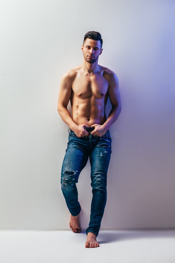 Ritratto integrale dell'uomo senza camicia muscolare sexy immagini stock libere da diritti Ritratto integrale dell'uomo senza camicia muscolare sexy immagini stock libere da diritti