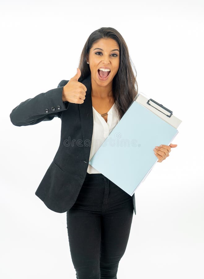 Ritratto integrale della donna latina corporativa latina attraente che sembra eccitata e che tiene cartella e lavoro di ufficio i immagine stock libera da diritti Ritratto integrale della donna latina corporativa latina attraente che sembra eccitata e che tiene cartella e lavoro di ufficio i immagine stock libera da diritti