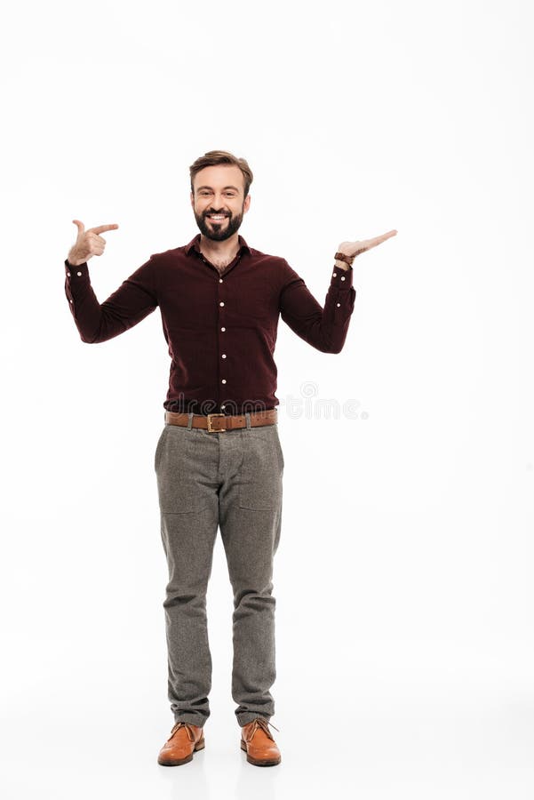 Ritratto integrale di un uomo felice sicuro che indica dito immagini stock libere da diritti Ritratto integrale di un uomo felice sicuro che indica dito immagini stock libere da diritti