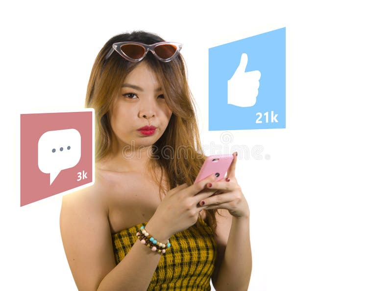 Ritratto isolato di una giovane donna asiatica felice e attraente che usa internet come compositore di telefoni cellulari con l'a immagine stock libera da diritti Ritratto isolato di una giovane donna asiatica felice e attraente che usa internet come compositore di telefoni cellulari con l'a immagine stock libera da diritti