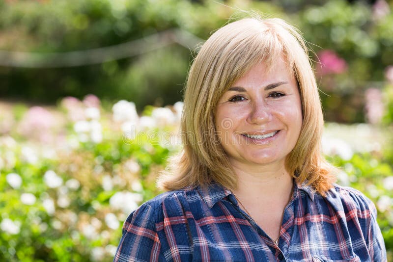 Ritratto maturo della donna immagini stock libere da diritti Ritratto maturo della donna immagini stock libere da diritti