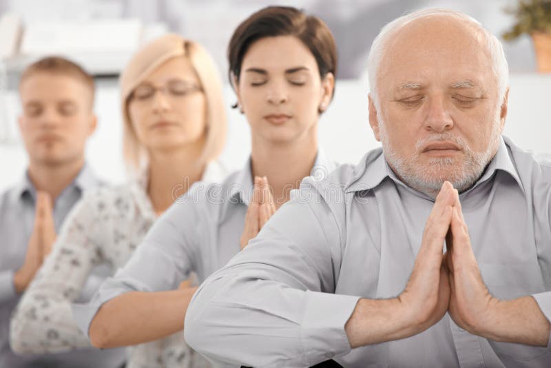 Ritratto Meditating della squadra fotografie stock Ritratto Meditating della squadra fotografie stock