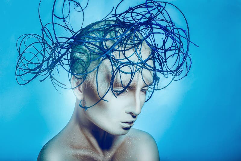 Ritratto orizzontale della donna graziosa con body art su backgr blu immagine stock Ritratto orizzontale della donna graziosa con body art su backgr blu immagine stock