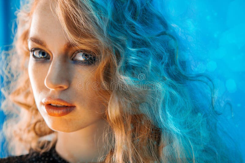 Ritratto orizzontale della femmina di bellezza con capelli ricci fotografie stock Ritratto orizzontale della femmina di bellezza con capelli ricci fotografie stock