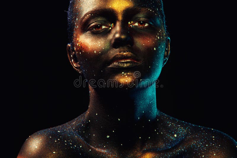 Ritratto orizzontale di bella donna con arte scura del fronte fotografia stock libera da diritti Ritratto orizzontale di bella donna con arte scura del fronte fotografia stock libera da diritti