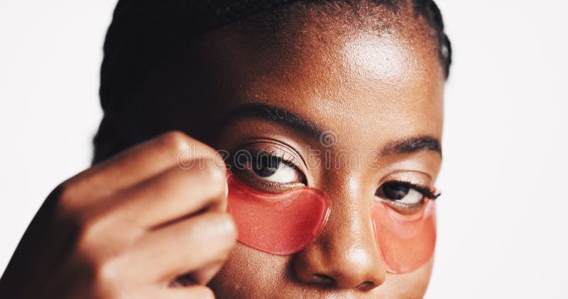 Ritratto per donne nere e occhiature con cosmetici per il collagene o l'idratazione su uno sfondo da studio bianco. Faccia fotografia stock libera da diritti