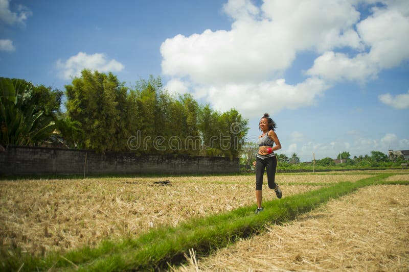 Ritratto sano di stile di vita di giovane donna tailandese asiatica sudorientale felice ed adatta del corridore nell'allenamento fotografia stock libera da diritti Ritratto sano di stile di vita di giovane donna tailandese asiatica sudorientale felice ed adatta del corridore nell'allenamento fotografia stock libera da diritti