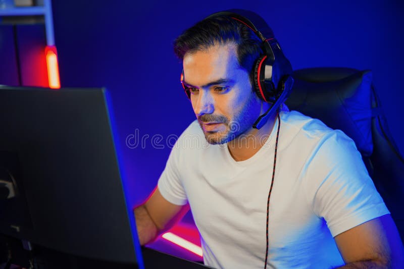 Ritratto smagliante intelligente che parla con il giocatore di squadra usando cuffie e microfono. supporre. fotografie stock