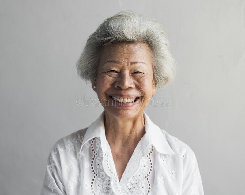 Ritratto sorridente di espressione del fronte della donna asiatica anziana