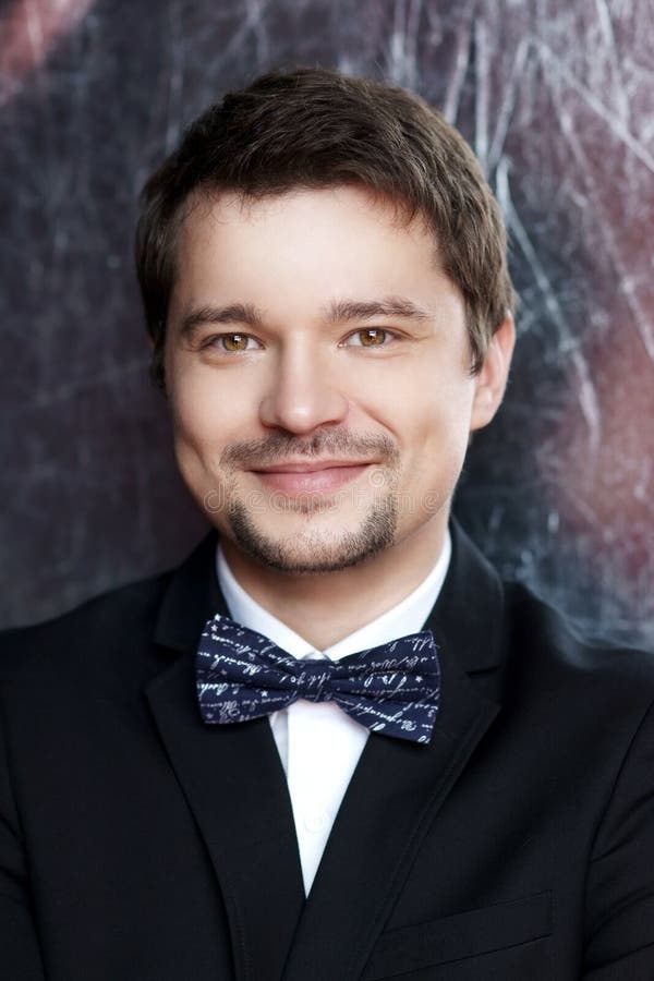 Ritratto sorridente felice del primo piano dell'uomo immagini stock Ritratto sorridente felice del primo piano dell'uomo immagini stock