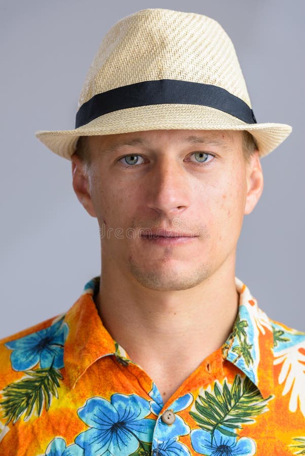 Ritratto sparato di giovane uomo caucasico bello in camicia hawaiana fotografie stock Ritratto sparato di giovane uomo caucasico bello in camicia hawaiana fotografie stock
