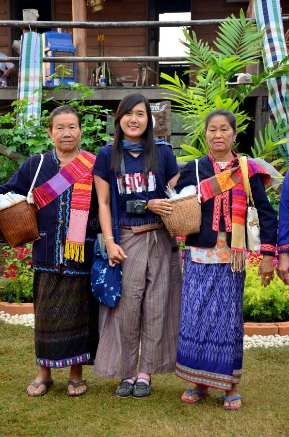 Ritratto tailandese della gente delle giovani donne con il phu tai i della donna di eldery fotografie stock libere da diritti Ritratto tailandese della gente delle giovani donne con il phu tai i della donna di eldery fotografie stock libere da diritti