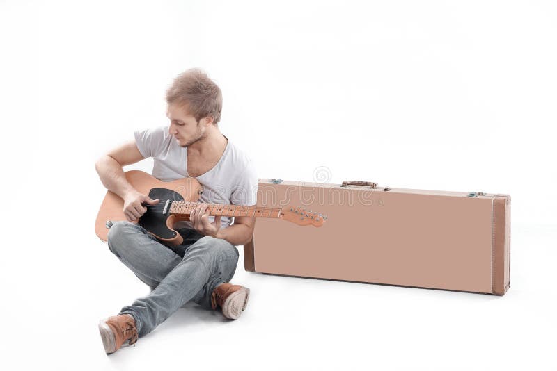 Ritratto Tirante con una chitarra acustica Isolato su bianco immagini stock Ritratto Tirante con una chitarra acustica Isolato su bianco immagini stock