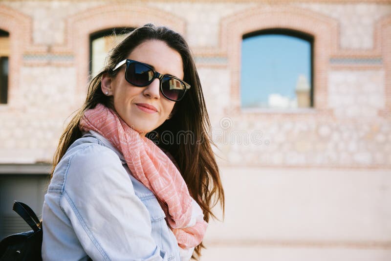 Ritratto urbano degli occhiali da sole d'uso della donna in fotografia stock libera da diritti Ritratto urbano degli occhiali da sole d'uso della donna in fotografia stock libera da diritti