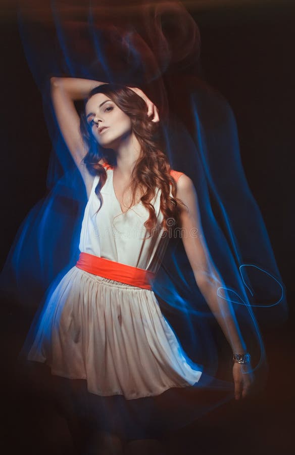 Ritratto vago di arte di colore di una ragazza su un fondo scuro Adatti la donna con bello trucco e un vestito leggero dall'estat fotografia stock Ritratto vago di arte di colore di una ragazza su un fondo scuro Adatti la donna con bello trucco e un vestito leggero dall'estat fotografia stock