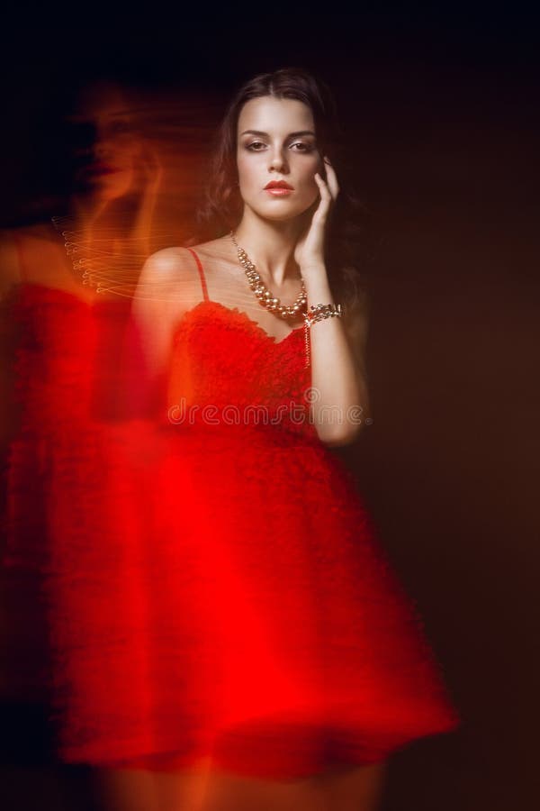 Ritratto vago di arte di colore di una ragazza su un fondo scuro Adatti la donna con bello trucco e un vestito leggero dall'estat fotografia stock Ritratto vago di arte di colore di una ragazza su un fondo scuro Adatti la donna con bello trucco e un vestito leggero dall'estat fotografia stock