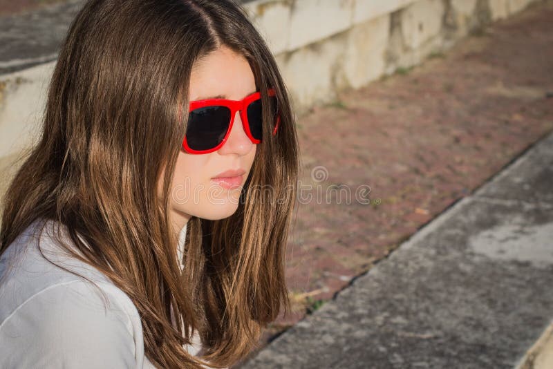 Ritratto vicino su nel profilo di un adolescente grazioso immagini stock Ritratto vicino su nel profilo di un adolescente grazioso immagini stock