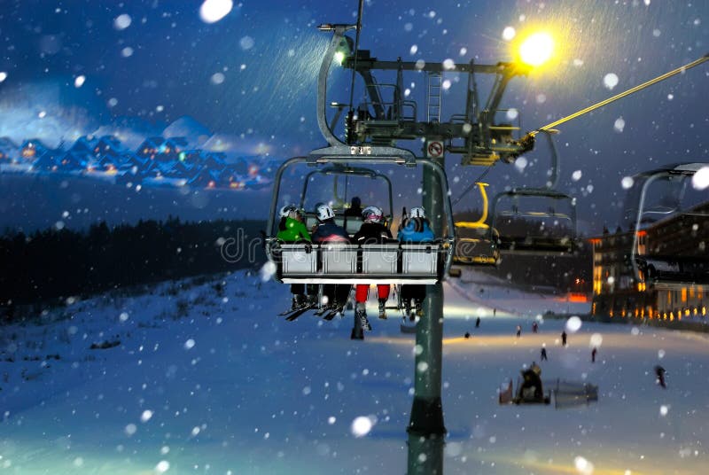 ritt för chairliftnattfolk arkivfoto ritt för chairliftnattfolk arkivfoto