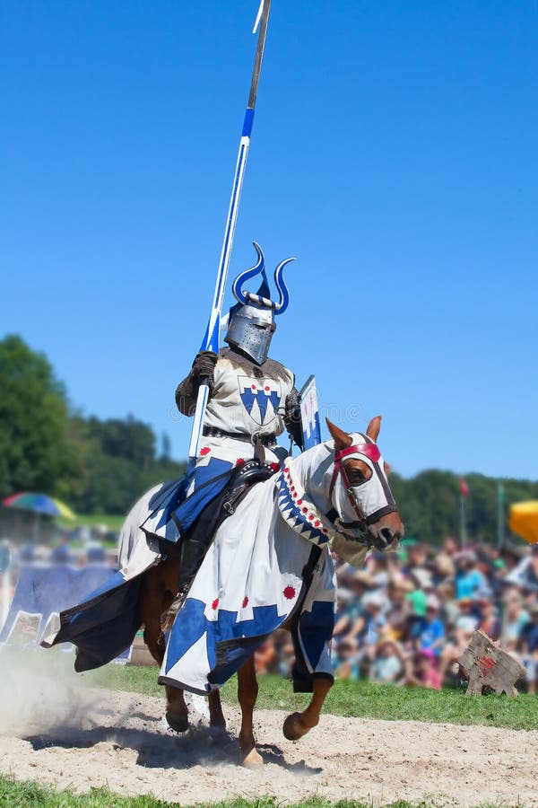 Ritter mit Pferd stockbild. Bild von waffe, mittelalterlich - 13069991