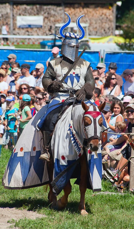 Ritter auf dem Pferd redaktionelles bild. Bild von ehre - 27871665