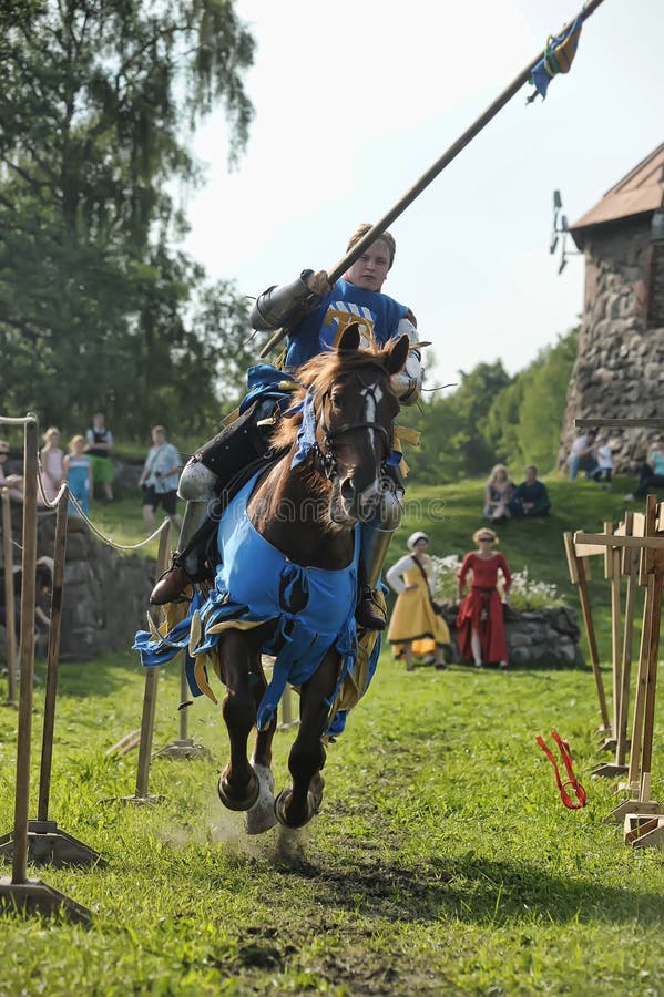 Ritter auf dem Pferd redaktionelles stockfotografie. Bild von künste