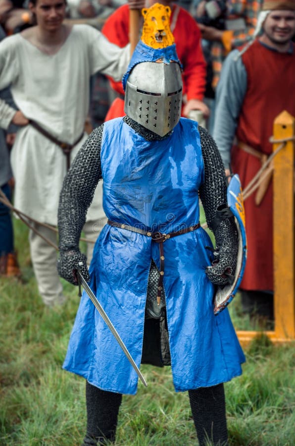 RITTER WEG, MOROZOVO, APRILE 2017: Festival dei medio evo europei Ritratto del cavaliere medievale in casco ed in catena fotografie stock RITTER WEG, MOROZOVO, APRILE 2017: Festival dei medio evo europei Ritratto del cavaliere medievale in casco ed in catena fotografie stock