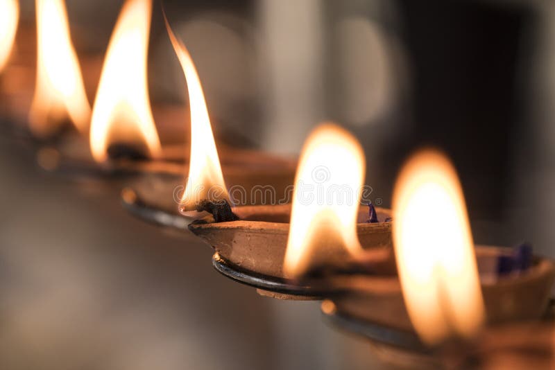 Ritual budista: Lâmpada ardente, de modo que um desejo entre na realização fotos de stock Ritual budista: Lâmpada ardente, de modo que um desejo entre na realização fotos de stock
