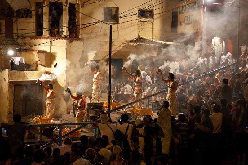 Ritual de Ganga Aarti em Varanasi imagem de stock Ritual de Ganga Aarti em Varanasi imagem de stock