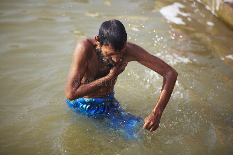 Ritual De Lavagem Do Homem Indiano No Rio Ganges Foto Editorial Imagem De Varanasi