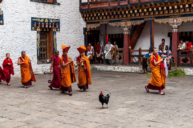 Ritual del monje en el dzong de Trashigang - Bhután imagen de archivo libre de regalías Ritual del monje en el dzong de Trashigang - Bhután imagen de archivo libre de regalías
