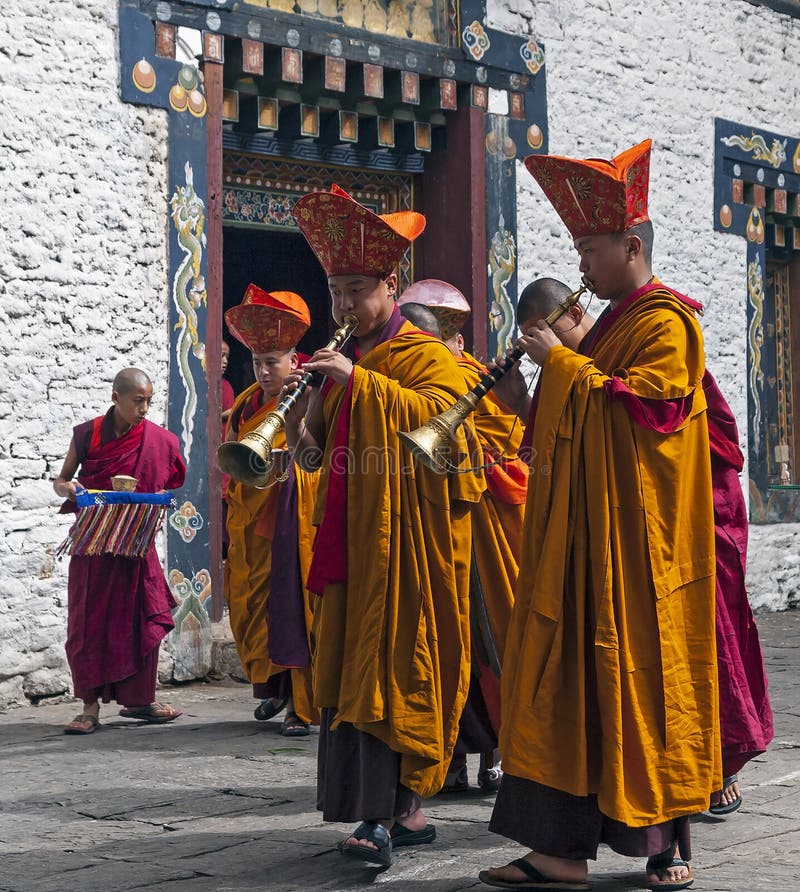 Ritual del monje en el dzong de Trashigang - Bhután foto de archivo libre de regalías Ritual del monje en el dzong de Trashigang - Bhután foto de archivo libre de regalías