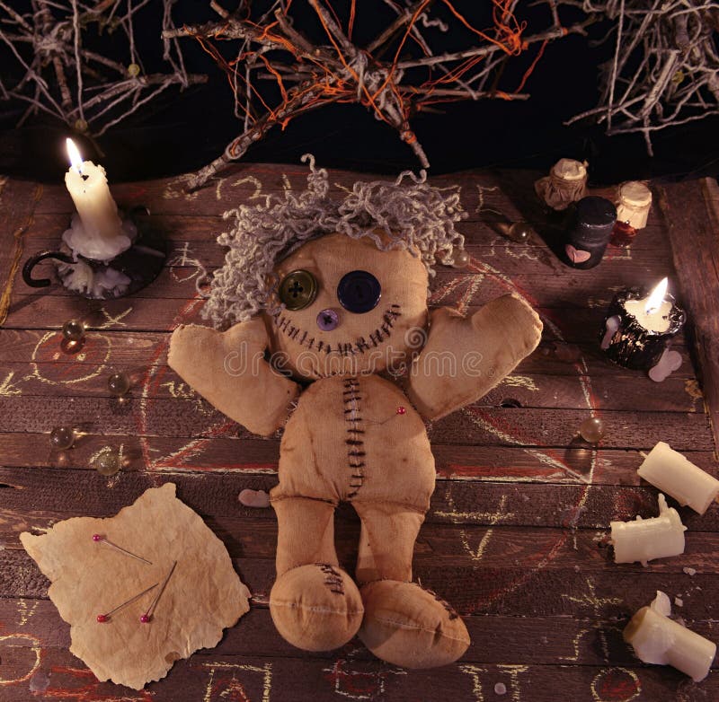 Ritual del vudú con los objetos de la muñeca y de la magia imagen de archivo libre de regalías Ritual del vudú con los objetos de la muñeca y de la magia imagen de archivo libre de regalías