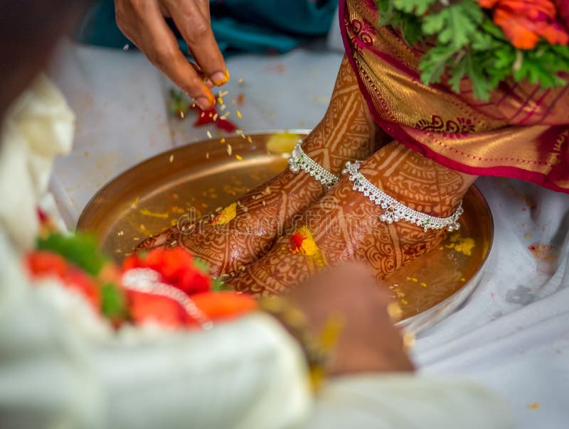 Ritual hindu do casamento em um casamento indiano fotos de stock royalty free Ritual hindu do casamento em um casamento indiano fotos de stock royalty free