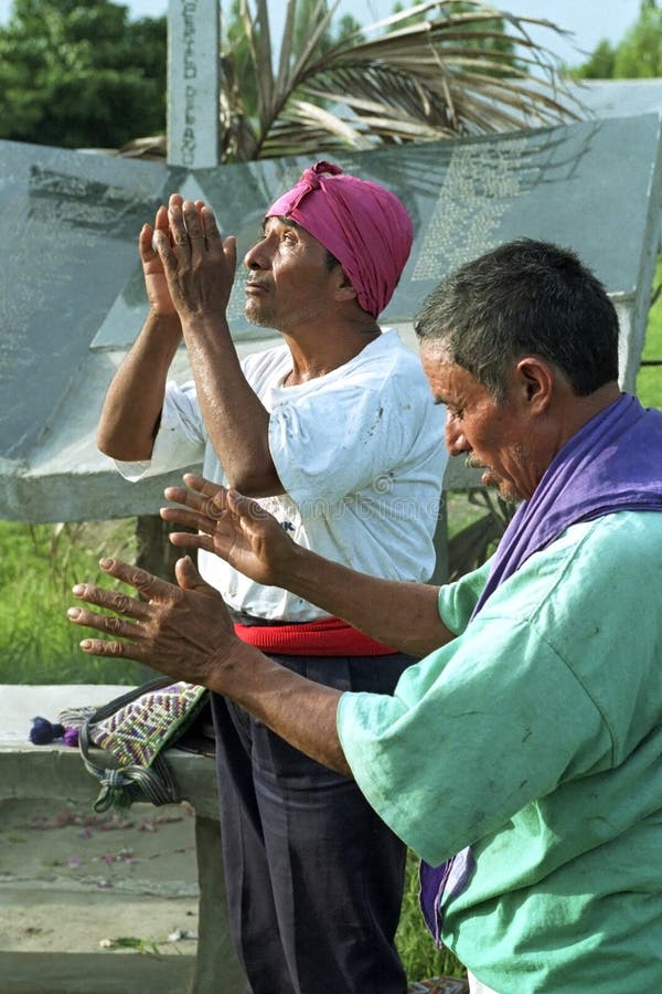 Rituel religieux des prêtres d'Indien d'Ixil de Guatémaltèque