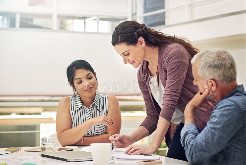 Riunione in architettura e brainstorming delle persone con lavoro di team e pianificazione per il rinnovo dei documenti. Donne adu immagine stock