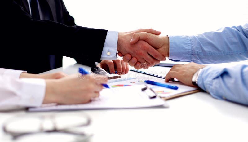 Riunione d'affari all'ufficio Stretta di mano in ufficio immagini stock libere da diritti Riunione d'affari all'ufficio Stretta di mano in ufficio immagini stock libere da diritti