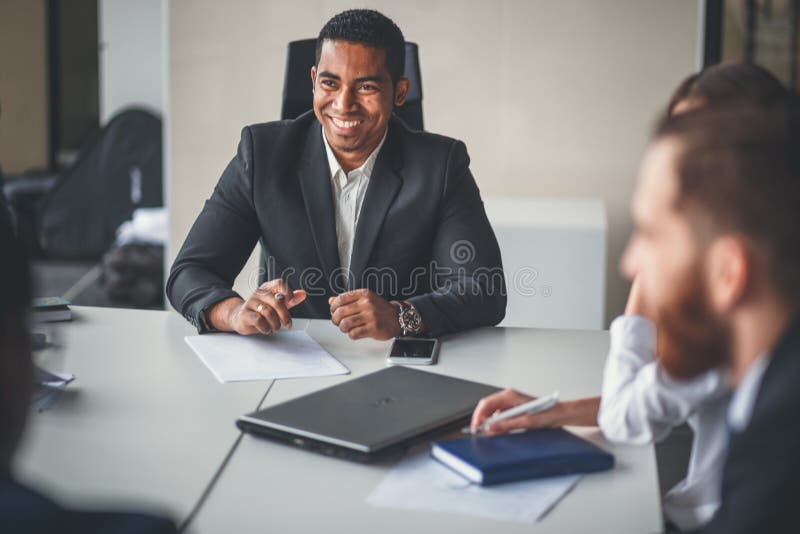 Riunione d'affari interna informale principale dell'imprenditore e del leader della squadra fotografie stock libere da diritti Riunione d'affari interna informale principale dell'imprenditore e del leader della squadra fotografie stock libere da diritti