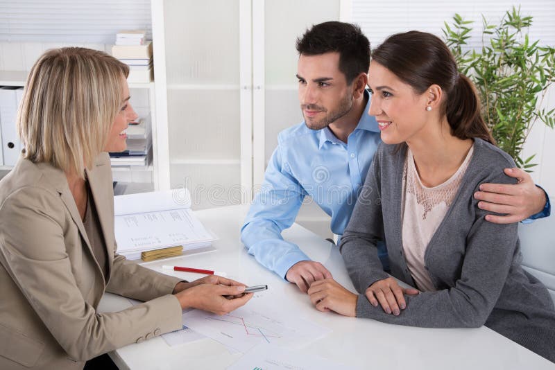 Riunione d'affari professionale: giovani coppie come clienti e fotografia stock libera da diritti Riunione d'affari professionale: giovani coppie come clienti e fotografia stock libera da diritti