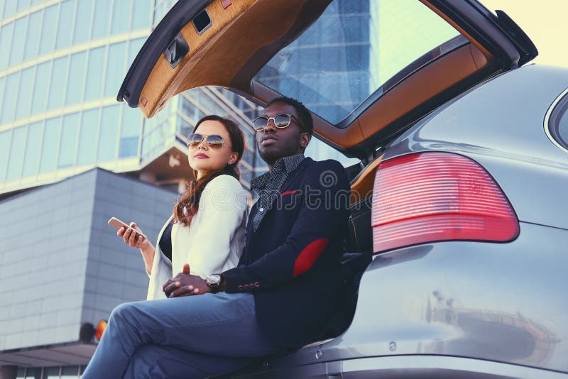 Riunione d'affari vicino all'automobile in una città immagini stock libere da diritti Riunione d'affari vicino all'automobile in una città immagini stock libere da diritti