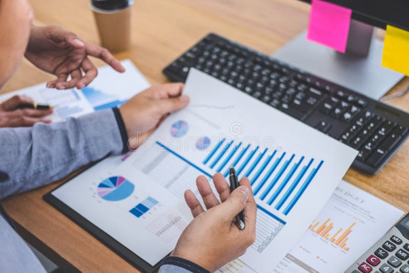 Riunione del gruppo di affari che lavora con il nuovi progetto di partenza, discussione e dati di analisi i grafici ed i grafici, fotografia stock libera da diritti Riunione del gruppo di affari che lavora con il nuovi progetto di partenza, discussione e dati di analisi i grafici ed i grafici, fotografia stock libera da diritti