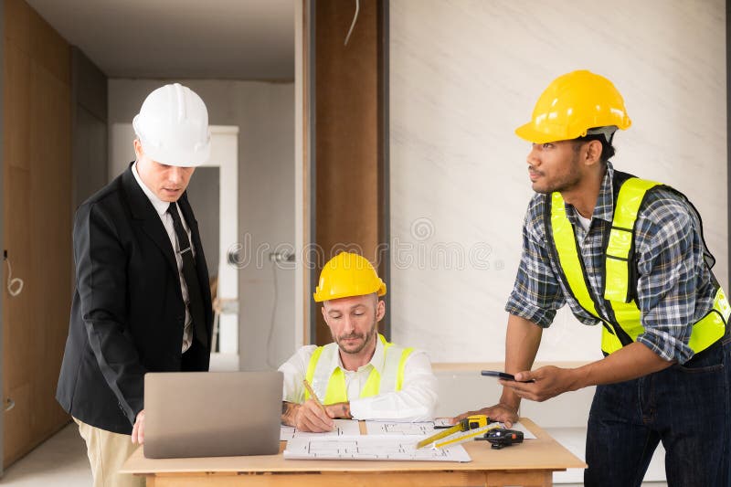 Riunione del team di ingegneri architettonici sul luogo di lavoro per pianificare la progettazione di un gruppo di imprenditori in fotografie stock