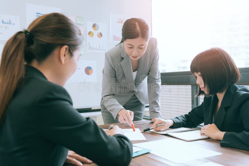 Riunione della donna del responsabile di società con gli impiegati immagini stock