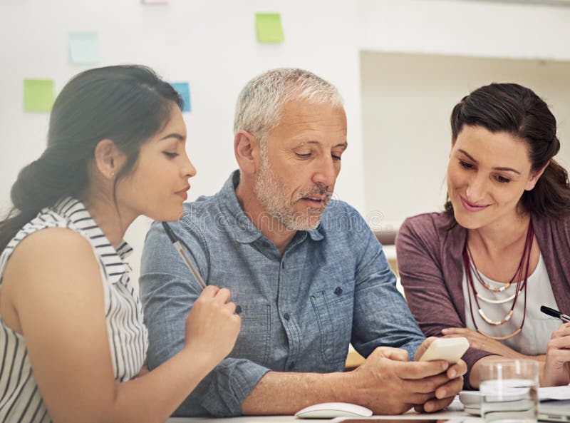 Riunione di avvio e pianificazione delle persone con team telefonico e analisi dei costi di ristrutturazione in ufficio. Donne e immagine stock