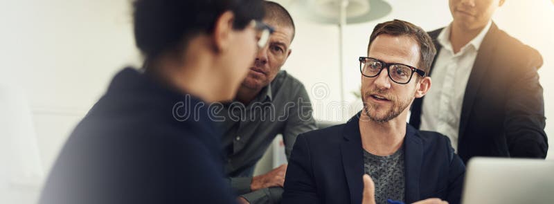 Riunione di discussione e gruppo con idee ufficio gestione account e ufficio per banner aziendali e team. collaborazione fotografia stock libera da diritti